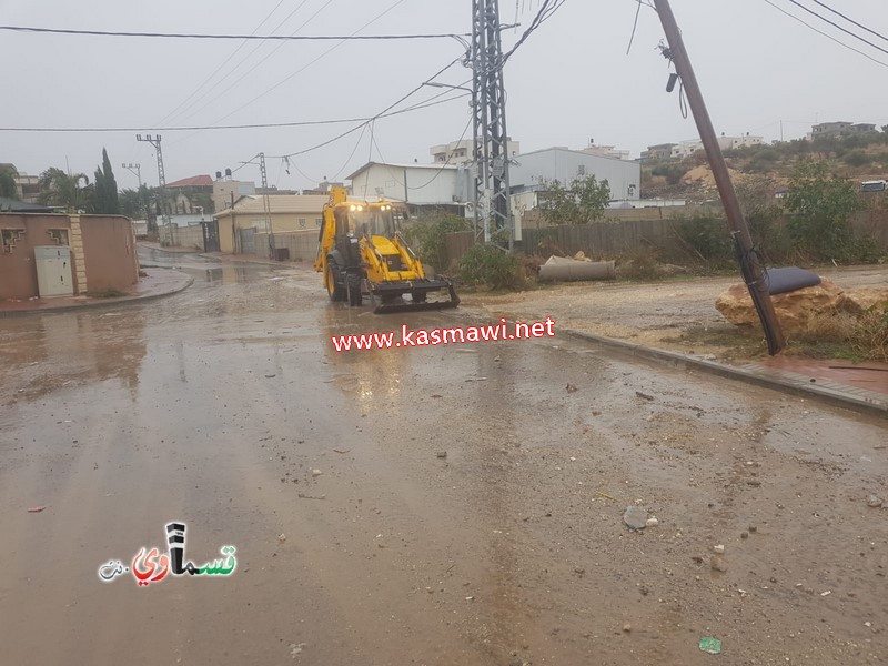 في هذه الأجواء الماطرة ... يكمل العطاء .. طواقم الصيانة ونادر ابو عقل في الميدان يلبون احتياجات الاهالي